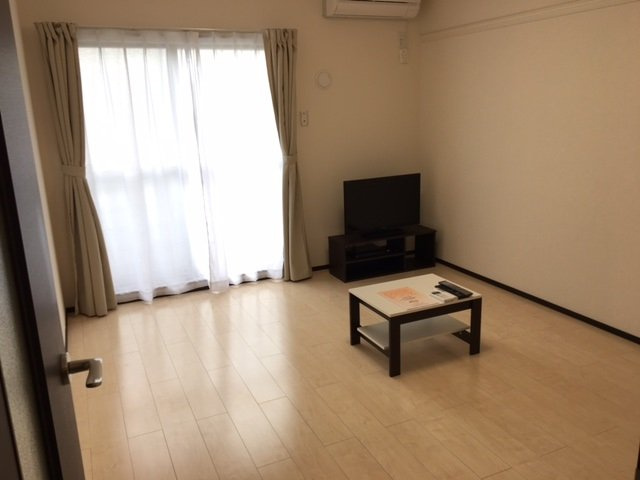 クレイノグランメゾン若葉の居間・リビング|こちらのリビングで趣味の時間をお楽しみください