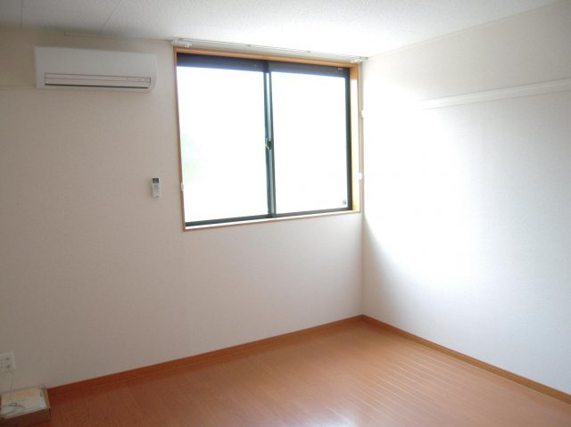 レオパレスパーシモンの居間・リビング|使いやすい居間です