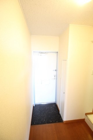 レオパレスパーシモンの玄関|ゆったりとした玄関です