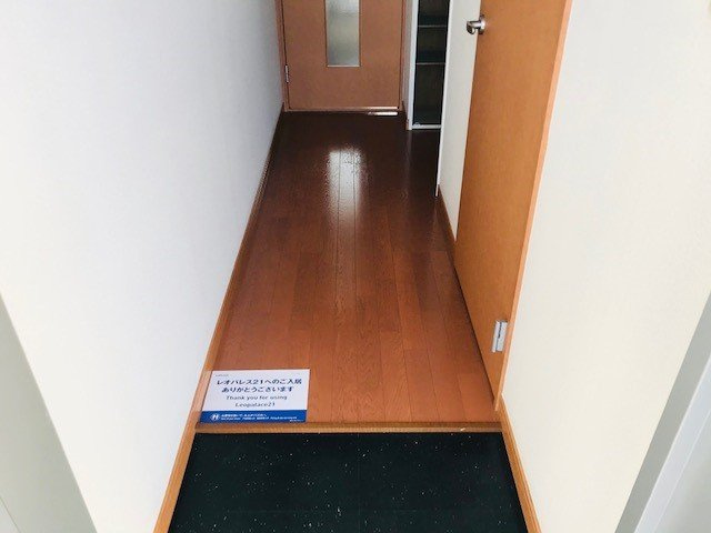 レオパレスコートデレモングラスの玄関|明るい玄関です