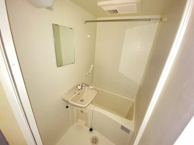 レオパレスＣＬＯＶＥＲの浴室|ゆったり過ごせるお風呂です