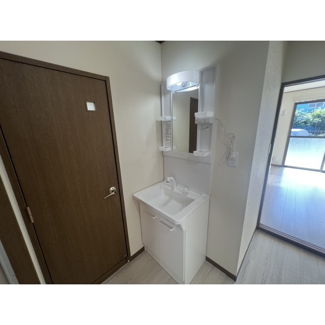 サンハイツ和泉の洗面所|明るい洗面所です