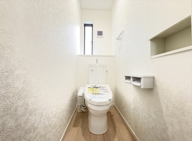 【トイレ】 | 朝霞市宮戸3丁目　新築一戸建住宅　全16棟　(志木本店) | 2階トイレ／衛生用品やトイレットペーパー、掃除グッズの保管に便利な壁面収納でスッキリしたトイレ空間を維持できます。