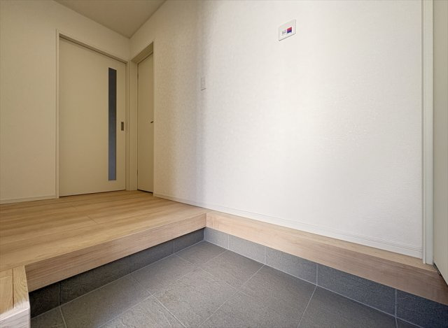 【玄関】 | 朝霞市宮戸3丁目　新築一戸建住宅　全16棟　(志木本店) | 制震装置「SAFE365」搭載で永く安心してお住まいいただけます。