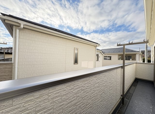 【バルコニー】 | 朝霞市宮戸3丁目　新築一戸建住宅　全16棟　(志木本店) | 洗濯物やお布団などもたっぷり干せます。
