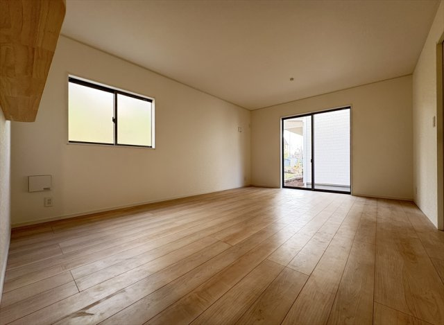 【居間・リビング】 | 朝霞市宮戸3丁目　新築一戸建住宅　全16棟　(志木本店) | 家族を近くに感じるリビングイン階段のある邸宅です。