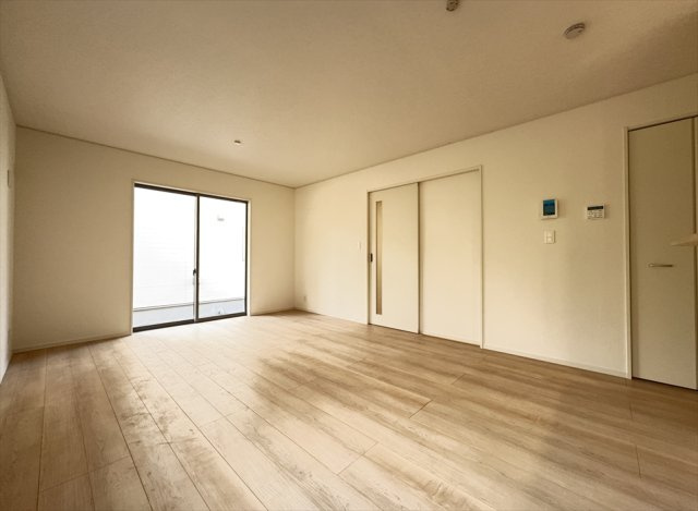 【居間・リビング】 | 朝霞市宮戸3丁目　新築一戸建住宅　全16棟　(志木本店) | 2面採光で明るく開放的なファミリー空間。