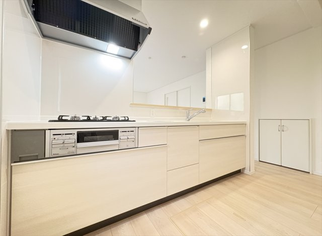 【キッチン】 | 朝霞市宮戸3丁目　新築一戸建住宅　全16棟　(志木本店) | キッチンからリビング全体が見渡せる対面キッチン。お料理をしながらお子様の様子を見守ることができます。