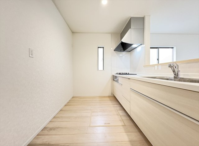 【キッチン】 | 朝霞市宮戸3丁目　新築一戸建住宅　全16棟　(志木本店) | 奥に入ってる物もサッと取り出しやすいスライド収納は奥まで一目で確認できるので調味料などの在庫管理にも便利です。