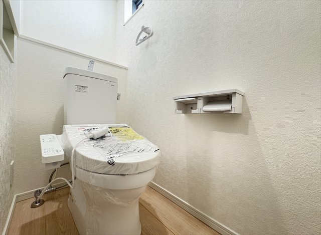 【トイレ】 | 朝霞市宮戸3丁目　新築一戸建住宅　全16棟　(志木本店) | 1階トイレ／家族を感染症から守る温水洗浄便座を完備。