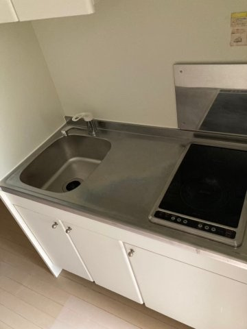 レオネクストノワールⅡのキッチン|コンパクトなキッチンで掃除もラクラク