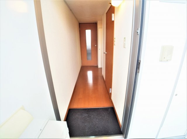 レオパレスセレブの玄関|収納もある玄関です