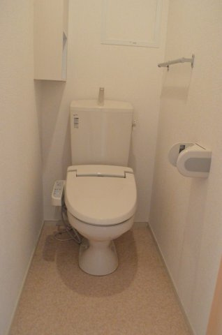 ウィーバー・ハウスのトイレ|落ち着いた色調のトイレです