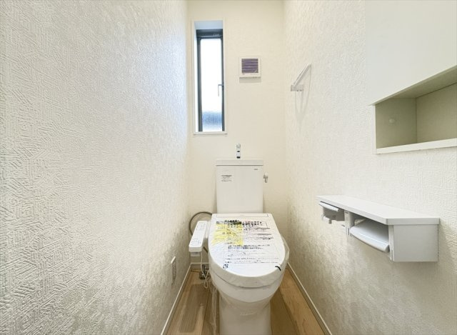 【トイレ】 | 朝霞市宮戸3丁目　新築一戸建住宅　全16棟　(志木本店) | 2階トイレ／衛生用品やトイレットペーパー、掃除グッズの保管に便利な壁面収納でスッキリしたトイレ空間を維持できます。