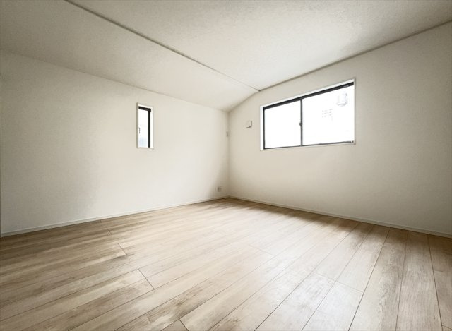 【洋室】 | 朝霞市宮戸3丁目　新築一戸建住宅　全16棟　(志木本店) | 主寝室はゆとりの8帖。勾配天井により開放感もございます。