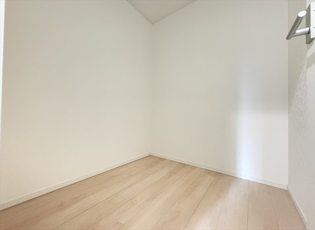 【収納】 | 朝霞市宮戸3丁目　新築一戸建住宅　全16棟　(志木本店) | 日用品の買い置きや季節家電、スポーツ用品など嵩張る荷物もまとめて保管できる2帖の納戸。