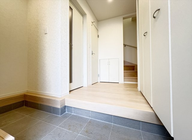 【玄関】 | 朝霞市宮戸3丁目　新築一戸建住宅　全16棟　(志木本店) | 大容量シューズボックス完備