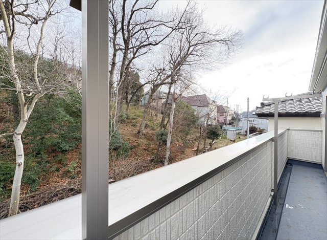 【バルコニー】 | 朝霞市宮戸3丁目　新築一戸建住宅　全16棟　(志木本店) | 2部屋から行き来できるワイドバルコニーで家事動線も良好です。