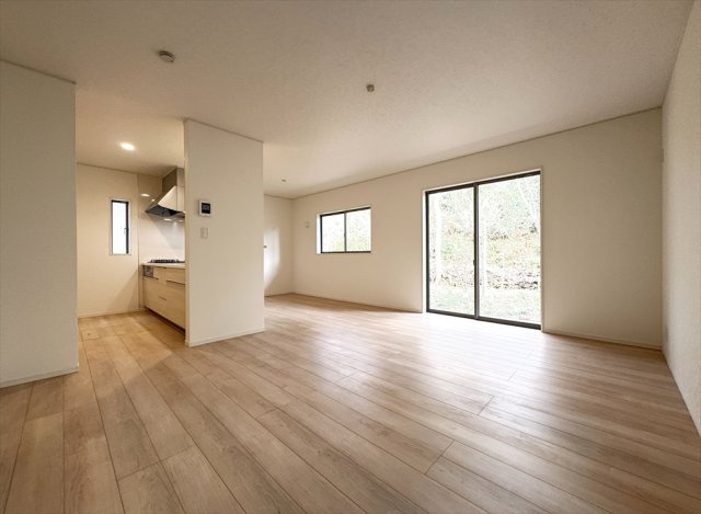 【居間・リビング】 | 朝霞市宮戸3丁目　新築一戸建住宅　全16棟　(志木本店) | 18帖の広々としたファミリー空間。独立型のLDKはエアコンの効率が良く、省エネにもつながります。