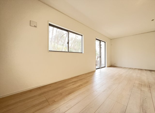 【居間・リビング】 | 朝霞市宮戸3丁目　新築一戸建住宅　全16棟　(志木本店) | リビングの音や声が2階に響きにくいのでテレワークやお子様の勉強も捗ります。