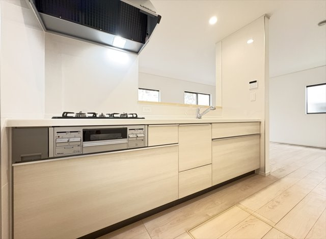 【キッチン】 | 朝霞市宮戸3丁目　新築一戸建住宅　全16棟　(志木本店) | お料理をしながらお子様の様子を見守ることができる対面キッチン。