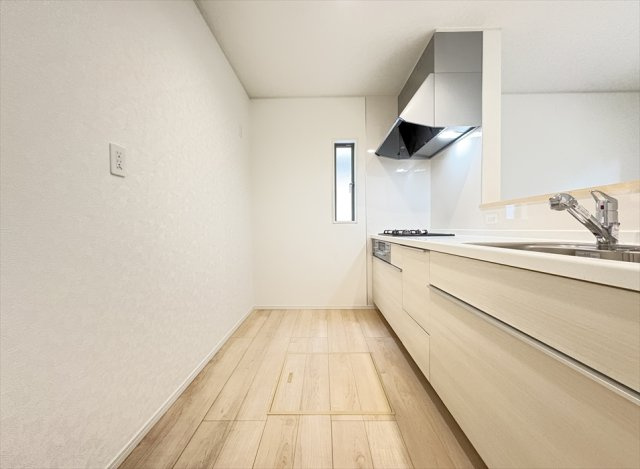 【キッチン】 | 朝霞市宮戸3丁目　新築一戸建住宅　全16棟　(志木本店) | 奥に入ってる物もサッと取り出しやすいスライド収納は奥まで一目で確認できるので調味料などの在庫管理にも便利です。