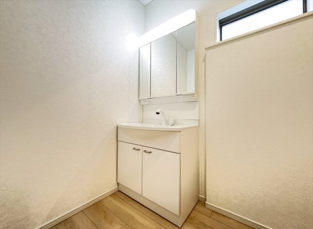 【独立洗面台】 | 朝霞市宮戸3丁目　新築一戸建住宅　全16棟　(志木本店) | 鏡の裏に小物が収納できる三面鏡洗面化粧台。三面鏡は多角的にチェックできるのでヘアアレンジやメイクもスムーズに行えます。