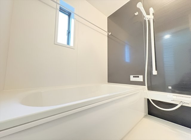 【浴室】 | 朝霞市宮戸3丁目　新築一戸建住宅　全16棟　(志木本店) | 浴室乾燥機が付いているので雨天の洗濯はもちろん、浴室内のカビの発生も防げるので衛生面も安心です。