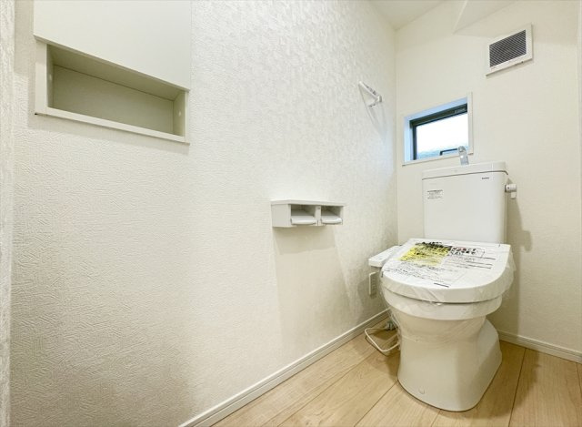 【トイレ】 | 朝霞市宮戸3丁目　新築一戸建住宅　全16棟　(志木本店) | 1階トイレ／家族を感染症から守る温水洗浄便座を完備。