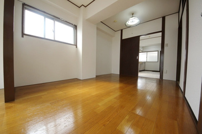 【居間・リビング】 | グロリアスマンション | こちらのリビングで趣味の時間をお楽しみください