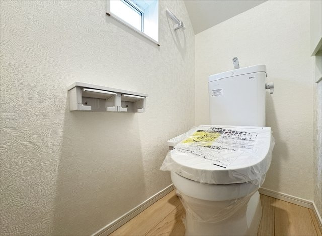 【トイレ】 | 朝霞市宮戸3丁目　新築一戸建住宅　全16棟　(志木本店) | 1階トイレ／家族を感染症から守る温水洗浄便座を完備。