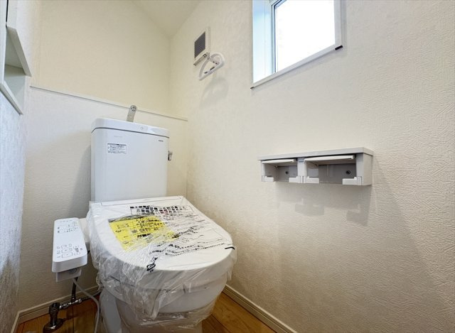 【トイレ】 | 朝霞市宮戸3丁目　新築一戸建住宅　全16棟　(志木本店) | 2階トイレ／衛生用品やトイレットペーパー、掃除グッズの保管に便利な壁面収納でスッキリしたトイレ空間を維持できます。