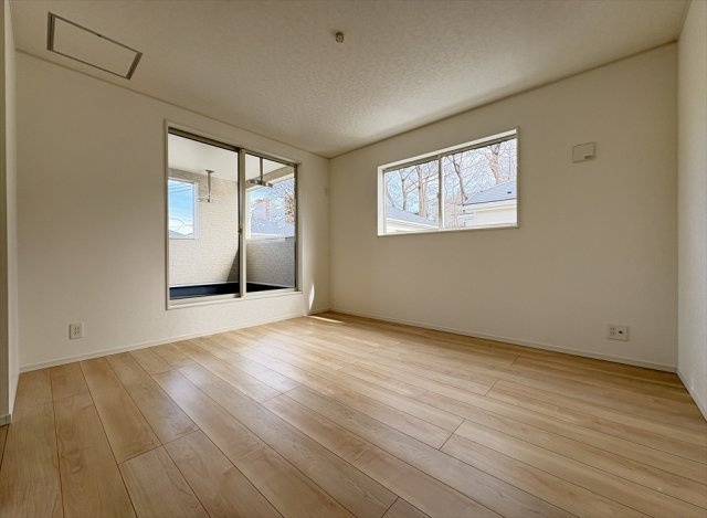 【洋室】 | 朝霞市宮戸3丁目　新築一戸建住宅　全16棟　(志木本店) | 7.5帖のゆとりある主寝室。バルコニーに面しているので外からの視線を気にせずのびのびお過ごしいただけます。