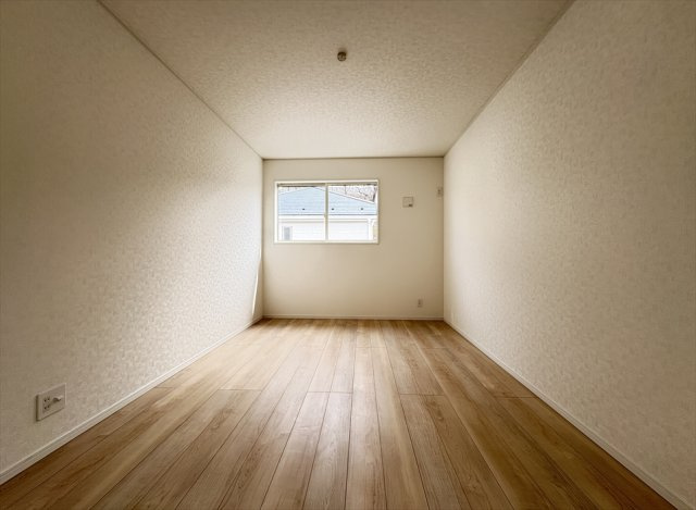 【洋室】 | 朝霞市宮戸3丁目　新築一戸建住宅　全16棟　(志木本店) | 6.7帖の洋室。家具の配置の邪魔にならない腰高窓でお部屋のレイアウトも自由が利きます。