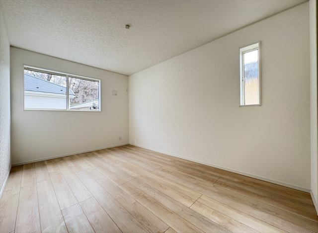 【洋室】 | 朝霞市宮戸3丁目　新築一戸建住宅　全16棟　(志木本店) | 洋室6.7帖／2面窓で換気も良好です。