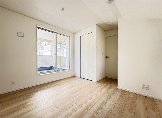 【洋室】 | 朝霞市宮戸3丁目　新築一戸建住宅　全16棟　(志木本店) | 洋室5.7帖／バルコニーに面した開放的な住空間。