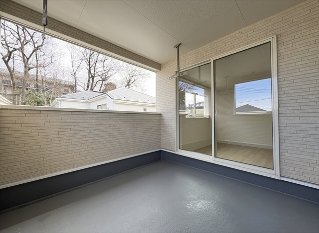 【バルコニー】 | 朝霞市宮戸3丁目　新築一戸建住宅　全16棟　(志木本店) | 洗濯物が外から見えにくいのでプライバシーも守れます。