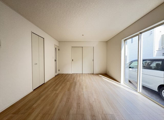 【居間・リビング】 | 朝霞市宮戸3丁目　新築一戸建住宅　全16棟　(志木本店) | 独立型のLDKはエアコンの効率が良く、省エネにもつながります。
キッチンからリビング全体が見渡せるので家事をしながらお子様の様子も見守れます。