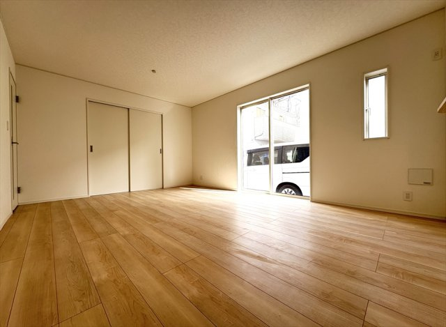 【居間・リビング】 | 朝霞市宮戸3丁目　新築一戸建住宅　全16棟　(志木本店) | リビングの音や声が2階に響きにくいのでテレワークやお子様の勉強も捗ります。