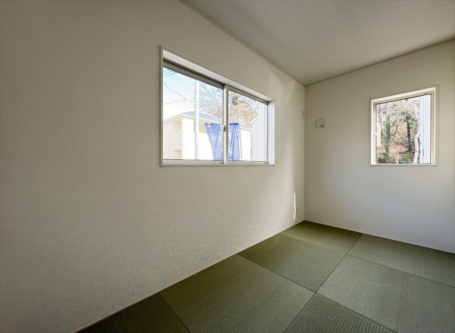 【和室】 | 朝霞市宮戸3丁目　新築一戸建住宅　全16棟　(志木本店) | リビングと続きになっている和室はベビールームとしても便利です。