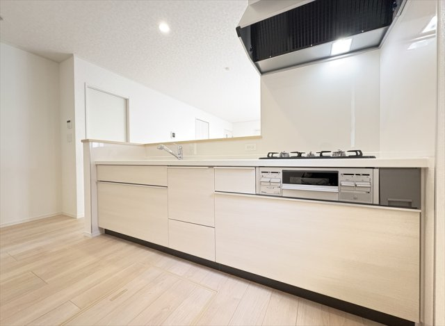 【キッチン】 | 朝霞市宮戸3丁目　新築一戸建住宅　全16棟　(志木本店) | 浄水器一体型水栓のシステムキッチンは人気の人工大理石トップを採用。サッと拭くだけで汚れも落ちるのでお手入れもラクラク。