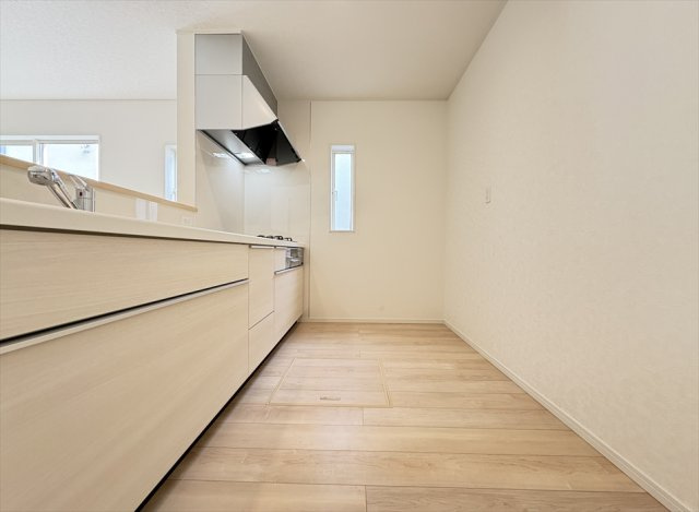 【キッチン】 | 朝霞市宮戸3丁目　新築一戸建住宅　全16棟　(志木本店) | 奥に入ってる物もサッと取り出しやすいスライド収納は奥まで一目で確認できるので調味料などの在庫管理にも便利です。