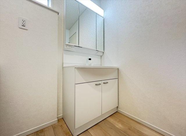 【独立洗面台】 | 朝霞市宮戸3丁目　新築一戸建住宅　全16棟　(志木本店) | 三面鏡洗面化粧台は収納部分を鏡が隠してくれますので、スキンケア用品を収納出来ます。
また三面鏡は多角的にチェックできるのでヘアアレンジやメイクもスムーズに行えます。