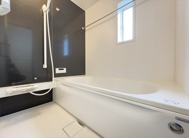 【浴室】 | 朝霞市宮戸3丁目　新築一戸建住宅　全16棟　(志木本店) | 浴室乾燥機が付いているので雨天の洗濯はもちろん、浴室内のカビの発生も防げるので衛生面も安心です。