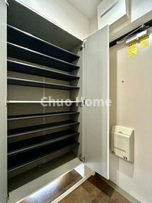 【玄関】 | ボナハイツ中川1号棟 | 【玄関】玄関には大型のシューズクローゼットを設置しておりますのでいつでもスッキリりとした空間を保てます。玄関周りを清潔に使うのはとても大事なことですよね。