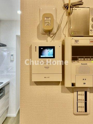 【セキュリティ】 | ボナハイツ中川1号棟 | 【モニターホン】誰が来たかすぐにわかるカラーモニター付きインターホン。通話ボタンを押すまでは室内の音は漏れていませんので相手を確かめてから応対できます。