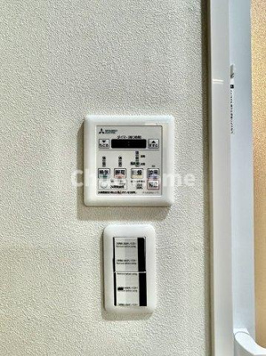 【冷暖房・空調設備】 | ボナハイツ中川1号棟 | 【浴室乾燥機】暖房・冷風・換気・乾燥が可能です。毎日を快適に過ごせるうれしい機能が揃っています。雨の日の洗濯物も安心です。