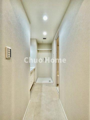 【脱衣所】 | ボナハイツ中川1号棟 | 【洗面所】明るい洗面所は朝をすっきりさせてくれる空間です。バタバタしている忙しい朝でも収納が多い洗面台では短い時間で効率良く支度ができます。