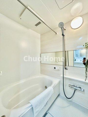 【浴室】 | ボナハイツ中川1号棟 | 【バスルーム】暖房換気乾燥機付きシステムバスルーム。暖房・冷風・換気・乾燥など、毎日を快適に過ごせるうれしい機能が揃っています。雨の日の洗濯物も安心です。