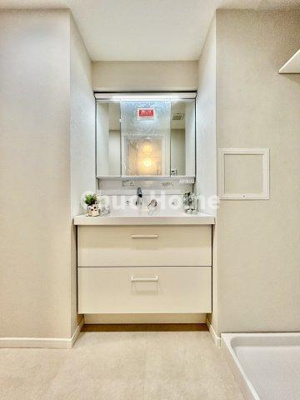 【独立洗面台】 | ボナハイツ中川1号棟 | 【洗面化粧台】洗面化粧台には三面鏡を採用。身だしなみを整えやすい事はもちろんですが、鏡の後ろに収納スペースを設ける事により、散らかりやすい洗面スペースをすっきりさせる事が出来るのも嬉しいですね